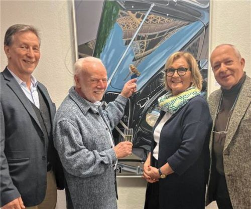 Vor dem Gemälde „Hommage à Edith Piaf“: (von links) Bürgermeister Konrad Linner, der Maler und Grafiker Hendrik Müller, Christine Rußwurm (Kunst im Rathaus) und Robert Betzl (Rosenheimer Journal). Foto Pillatzki