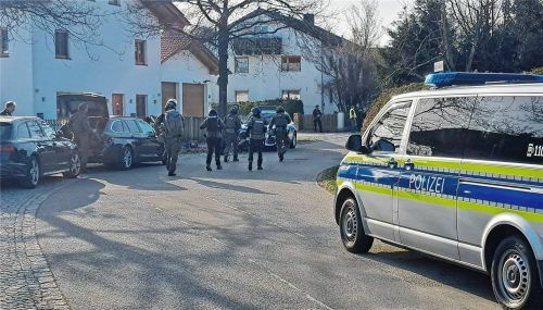 Vor dem Haus eines 82-Jährigen und seiner 71-jährigen Partnerin kam es am Samstag zu einem großen Einsatz der Polizei. Foto hadersbeck