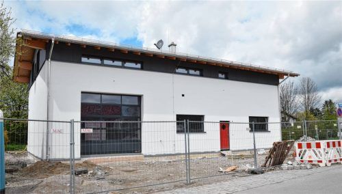 Vor zehn Jahren wurde das Feuerwehrhaus in Feldolling gebaut, jetzt soll es erweitert werden. Foto Merk