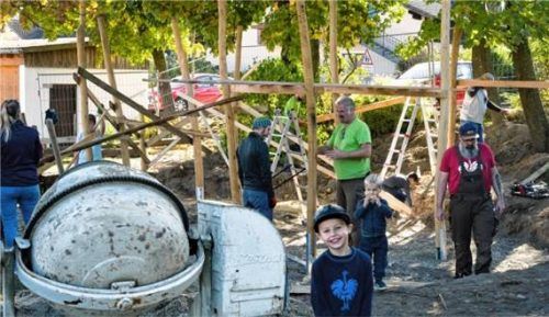 Vorbild Ramsau? Dort bauten Kinder und Erwachsene ihren Spielplatz mit Aufenthaltsplätzen für Erwachsene zusammen mit Stefan Asenbeck (grünes T-Shirt). Foto Günster