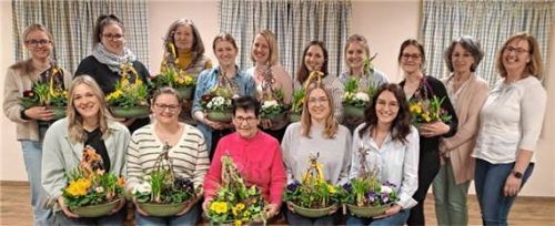 Vorsitzende Andrea Aringer (rechts) und Zweite Vorsitzende Monika Heinrich (Zweite von rechts) gratulieren den jungen Müttern mit einem Geburtsbaum-Gutschein zum Nachwuchs sowie Elfriede Obermaier (vorne, Mitte) zu 40 Jahren und heißen die Neumitglieder mit Blumenpräsenten im Verein willkommen.Foto Künzner-Hingerl