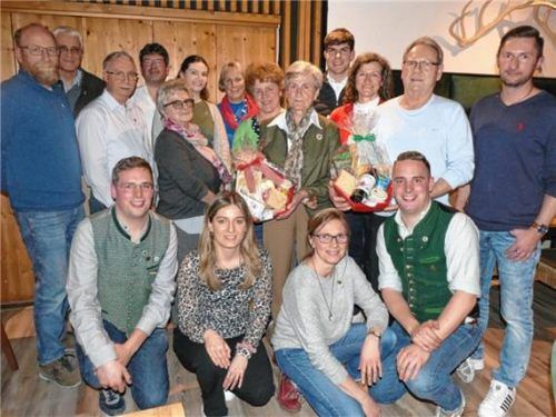 Vorsitzender Florian Lehner (hinten rechts) mit den anwesenden Geehrten des RV Pürten.Foto Bachmaier