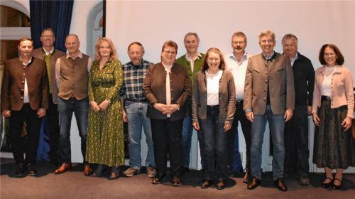 Vorsitzender Sepp Grandl (Zweiter von links), Behördenleiterin Anna Bruckmeier (rechts) und der ehemalige Lehrer Wolfgang Hampel (Dritter von rechts) freuten sich mit den Geehrten über den gelungenen Abend.Foto  Hampel