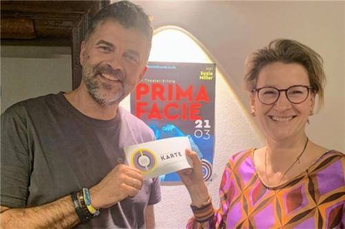 Vorsitzender Wolfgang Sedlmeir mit Gabi Einsiedler, eine der Gewinnerinnen des jährlichen Weihnachtsrätsels, bei der Übergabe von zwei Freikarten. Foto Wolfgang Sedlmeir