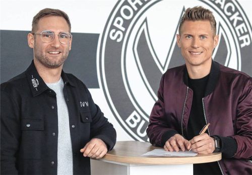 Wacker-Geschäftsführer Andreas Huber freut sich über die Vertragsunterschrift von Matthias Ostrzolek.Foto Michael Buchholz