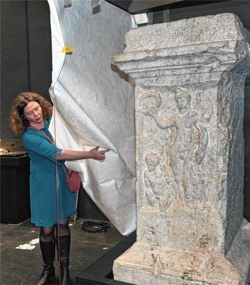 Während einer ersten Besichtigung der neuen Ausstellung „Römer – Gesichter eines Weltreiches“ zeigte Dr. Jennifer Morscheiser auch den Augsburger Siegesaltar. Fotos Schlecker