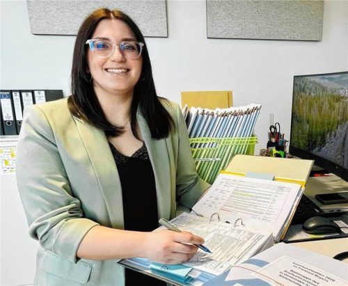 Wahlleiterin Lisa Brossmann bei den finalen Vorbereitungen zur Ausstattung der Wahllokale in Bruckmühl. Foto Silvia Mischi/Marktgemeinde Bruckmühl