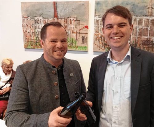 Wahlsieger Thomas Rothmayer (links) von den Parteifreien Kolbermoor und sein Kontrahent Leonhard Sedlbauer (CSU) verfolgten die Auszählung der Stichwahl gemeinsam im Sitzungssaal des Rathauses. Foto Weinzierl