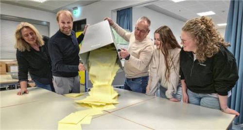 Wasserburger Wahlhelfer bei der Leerung einer Urne. Das Foto entstand am vergangenen Sonntag im (Wahllokal V in der Mittelschule). Foto Rieger