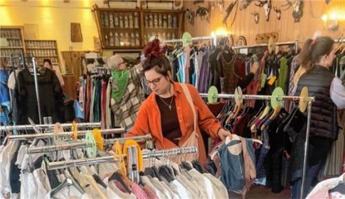 Wegen eines Wasserschadens im Kindergarten Rottau wichen die Röckefrauen mit ihrem Trachtenkleidermarkt in den Saal des Gasthauses Messerschmied aus, wo zahlreiche Besucher Trachtenkleidung und Accessoires erwarben.Foto Adersberger