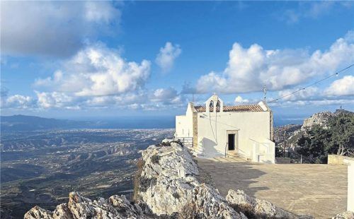 Weitblick: Am Gipfel des Berges Giouchtas thront eine kleine Kapelle.
