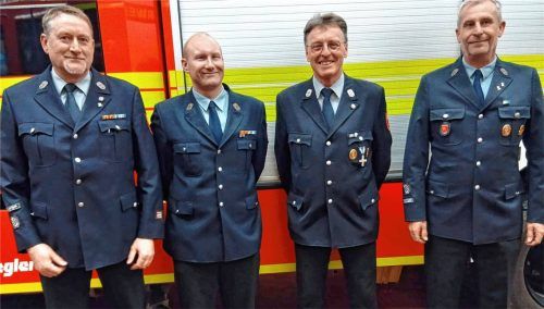 Weiterhin an der Spitze der Feuerwehr Attel-Reitmehring (von links): Zweiter Vorsitzender Michael Löw, Vorstand Andreas Klitzner sowie die Kommandanten Thomas Lerch und Thomas Rücker.