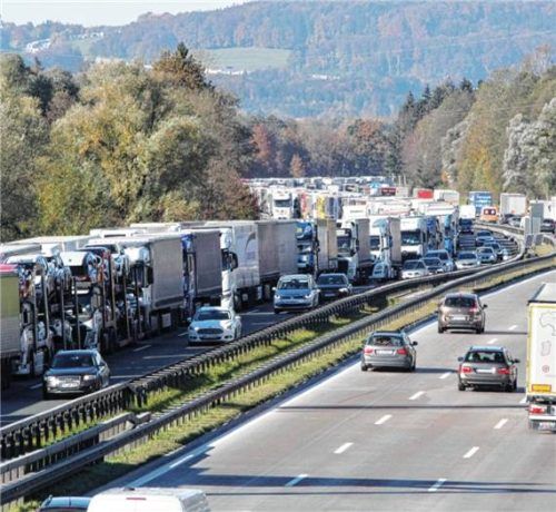 Welches Druckmittel hat der Ministerpräsident gegen die Blockabfertigung? Mitunter staut sich der Verkehr an Blockabfertigungstagen bis an den Irschenberg.Foto dpa