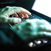 Razzien in 20 Wohnungen