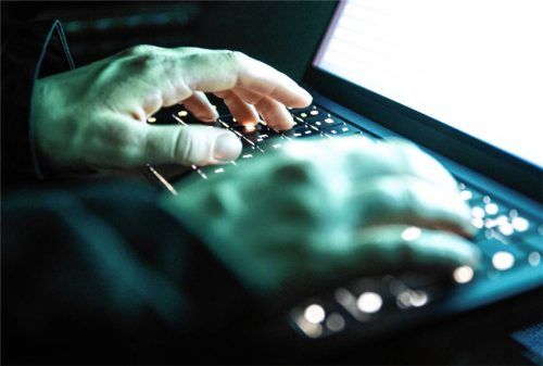 Wer Kinderpornografie nutzt oder verbreitet, kann sich in der Anonymität des Internets nicht mehr sicher fühlen. Das haben erneute Razzien in den Landkreisen Mühldorf und Altötting gezeigt. Foto Philip Dulian/DPA