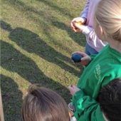 Rollende bunte Eier an der Schule