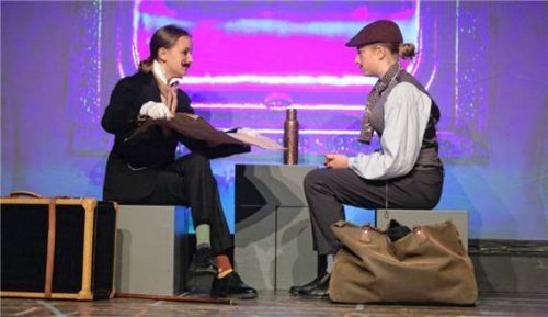 Werden wir die Wette gewinnen? Das fragen sich zu Beginn der Reise Phileas Fogg (Milla Kuschmann) und Jean Passepartout (Melina Maria Hirt).Foto Posavec