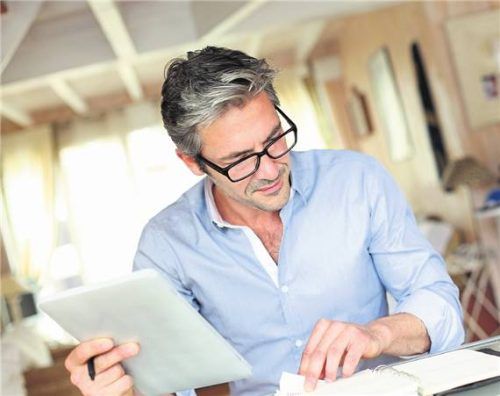 Wessen gewerbliche Tätigkeit nicht nach außen dringt, kann sie in der Regel auch innerhalb der gemieteten Wohnung ausüben. Foto Smarterpix/Goodluz