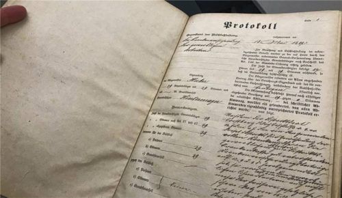 Wie ein Logbuch durch die Geschichte der gemeindlichen Beschlüsse. Die alten Sitzungsprotokollbücher der Gemeinde Breitbrunn sollen, wie auch ihre moderneren Ableger, digitalisiert werden. Sie können aber nicht aufgetrennt und wieder gebunden werden. Foto Dachs