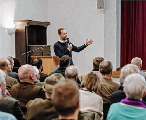 „Wir wollen hier eine Ortsmitte schaffen, die dauerhaft begeistert und ein echtes Zuhause bietet“, betont Projektentwickler Dr. Max von Bredow (hinten).Foto  re