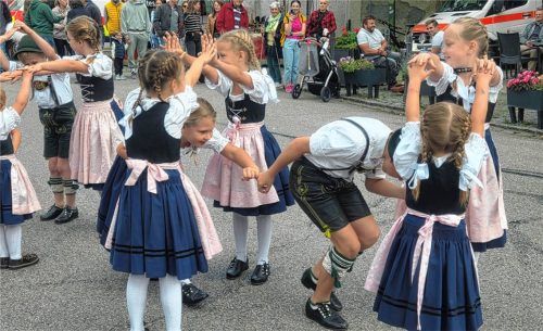 Wo die Kinder der „Isentaler“ einen Auftritt haben, bleiben die Zuschauer gerne stehen. Der Verein hätte aber gerne mehr Jugendliche, die sich ebenfalls engagieren. Foto stettner