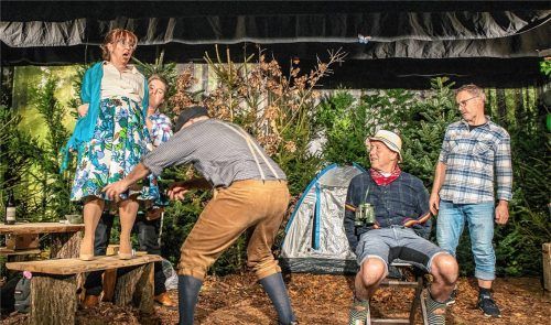 Wo ist der schwarze Beutel? Die ganze Sippschaft ist auf der Suche. Von links: Daniela Poertzler, Simone Ehberger, Christian Baumann, Georg Weichselbaumer und Heini Baumgartner.Foto Stache