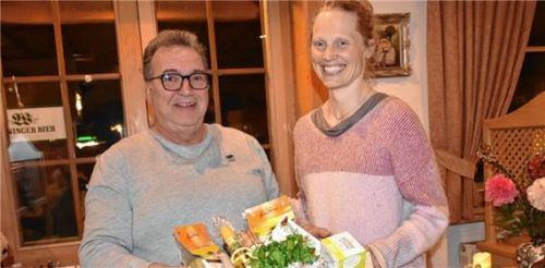 Wolfgang Zintel bekommt zur Verabschiedung einen Geschenkkorb von der neuen Vorsitzenden Melanie Wimmer. Foto Wunderlich