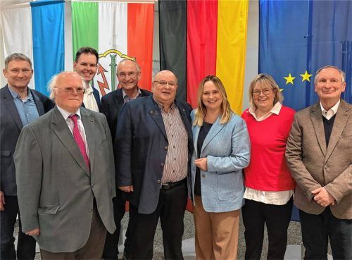 Wollen bei der Bahn mehr Tempo erreichen: Die Gründung der Vereinigung Europa-Netzwerk-Schiene mit (von links) dem frisch gewählten neuen Altöttinger Landrat Dr. Tobias Windhorst, dem Bezirksvorsitzenden der Europa-Union Niederbayern, Anton Freiherr von Cetto, Maximilian Bauer, Josef Jung, dem Vorsitzenden der Europa-Union Oberbayern, Walter Göbl, Bezirksrätin Gisela Kriegl, Alexandra Seisenberger sowie Wilhelm Mack.Foto göbl