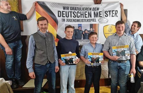 Würdigung der Deutschen Meister: (ab Zweiter von links) Vorsitzender Markus Lupp mit Marinus Krabichler, Isidor Baumann und Marinus Baumann. Fotos Stache