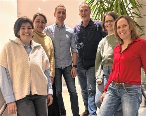 Wurden in ihren Ämtern bestätigt: (von links) Zweite Dirigentin Gabi Hardrath, Schriftführerin Mona Mues, Vorsitzender Florian Antretter, Kassier Diethard Kühne, Notenwart Sarah Meier und Zweite Vorsitzende Andrea Zehentmair. Foto RE