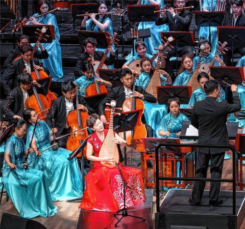 Zhang Hongyan (Mitte) demonstrierte, wie vielstimmig eine Pipa klingen kann. Foto SCHEFFOLD MEDIA