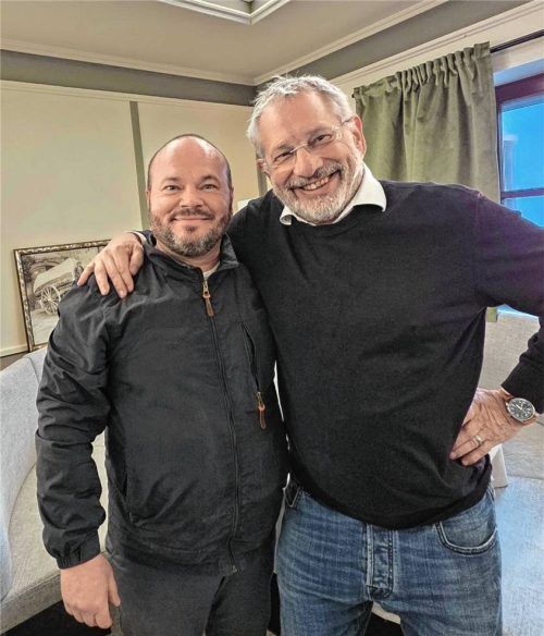 Ziemlich beste Freunde: Vermieter Klaus Riedl (rechts) freut sich, dass Markus Bica das Restaurant in der Hauptstraße zum 1. April unter dem neuen Namen „Osteria Pfaffing“ wiedereröffnet. Foto Birkhof
