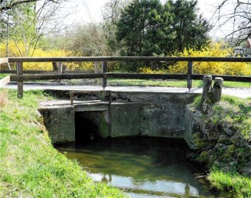 Zu geringe Tragkraft und bei Hochwasser zu wenig Durchlassvolumen: Diese Brücke in Feldolling muss erneuert werden. Foto Merk