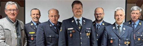 Zufriedene Gesichter nach der Kommandanten-Neuwahl bei der Freiwilligen Feuerwehr Roßholzen: Bürgermeister Georg Huber, Kreisbrandrat Richard Schrank, Zweiter Kommandant Christoph Staber, Neuer Erster Kommandant Johannes Huber, Kreisbrandmeister Franz Aichinger, Andreas Huber und Kreisbrandinspektor Martin Gruber (von links).Foto  re