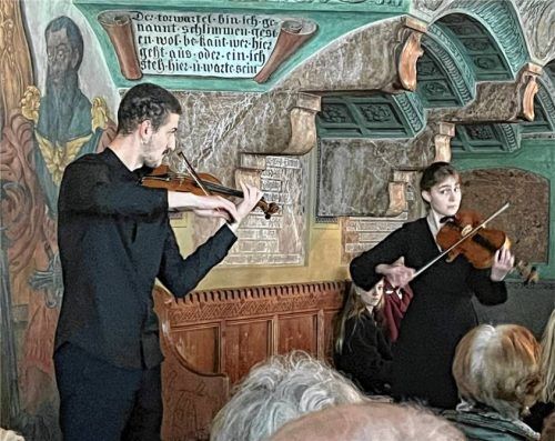 Zum Auftakt hatten sich die Musiker von „Strings in Motion“ über den gesamten Rathaussaal im Publikum verteilt. Foto Janeczka