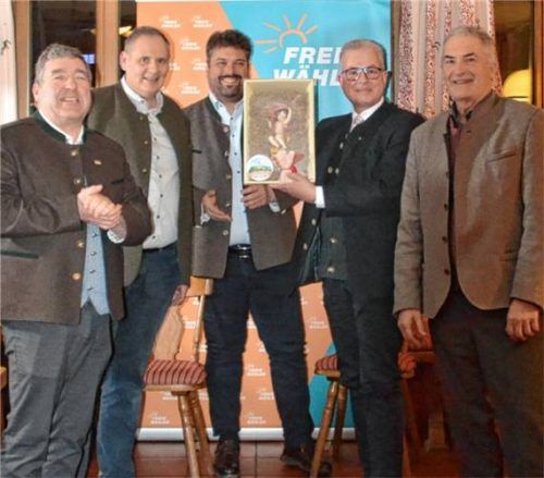 Zum Dank gab es den „Rotter Engel“: (von links) Josef Lausch, Günther Hein, Ortsvorsitzender Nepomuk Poschenrieder, Fraktionsvorsitzender Florian Streibl und Sepp Hofer.Foto  re