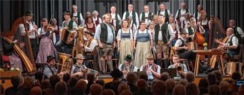 Zum Finale wurde es voll auf der Bühne beim Frühjahrssingen der Stadtsingschule. Foto Sedlbauer