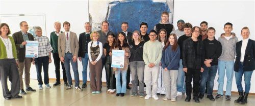 Zum Gruppenbild stellten sich neben (von links) Felicitas Leinfelder (LAG), Pfarrer Markus Merz, Anneliese Wittkowski, Altbürgermeister Felix Schwaller und die Bürgermeister Simon Hausstetter, Matthias Jokisch, Stefan Adam und Stephan Schlier auch die Schüler der St.-Georg-Mittelschule mit Konrektorin Anabel Metz (ganz rechts). Foto baumann