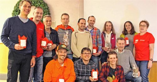 Zum Läuferfest 2026 trafen sich die erfolgreichsten Mitglieder des Mettenheimer Lauf- und Gymnastiktreffs und mehrere Vereinsfunktionäre zum Erinnerungsfoto. (von links hinten) Stephan Degenhardt, Markus Gassner, Warren Bjorkmann, Gerhard Beran, Robert Kiermeier, Thomas Miller, Dr. Sigrid Hutter, Dr. Katrin Esefeld und Abteilungsleiterin „Lauf“ Maria Fottner sowie (von links vorne) Stefan Stehling, Stefan Heigl, Susanne Demmel und Ernst Eineder.Foto  Willis