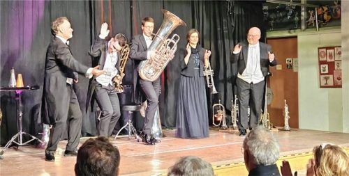 Zum Schluss kam beim Konzert noch richtig Stimmung auf, während der Rest des Konzertes diesmal sehr feierlich gestaltet war.Foto Sönmez