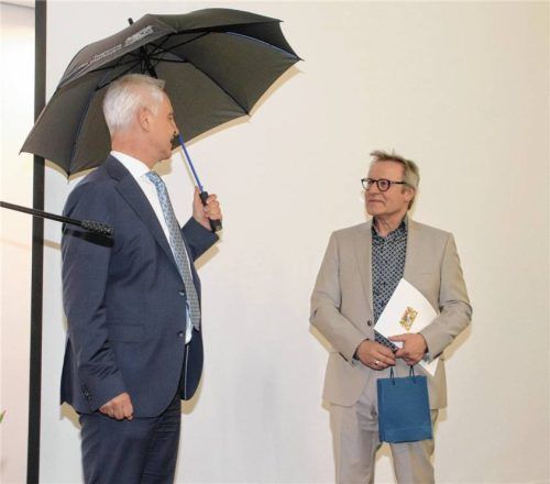Zur Amtseinführung als neuen Schulleiter am BSZ überreichte Regierungspräsident Dr. Konrad Schober (links) an Studiendirektor Claus Schemm auch einen Regenschirm als Zeichen dafür, dass der Schulleiter in schwierigen Zeiten stets mit dem Schutzschirm der Regierung rechnen könne. Fotos Zandl