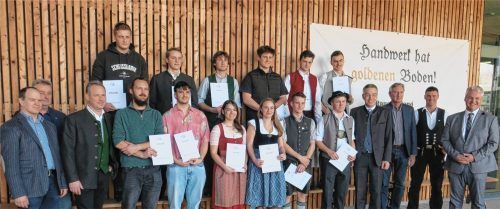 Zusammen mit den Staatspreisträgern stellten sich zum Foto (von rechts) Schulleiter Jürgen Ersing, Innungsobermeister Thomas Pichler, Prüfungsausschussvorsitzender Sepp Gantner, Landrat Otto Lederer und (von links) Innungsobermeister Christian Albersinger, Prüfungsausschussvorsitzender Ralph Seifried und Innungsobermeister Florian Stein.Fotos Baumann