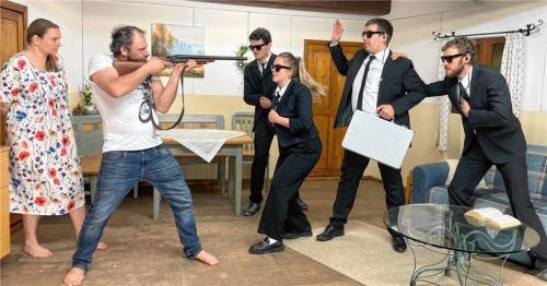 Zwecklos ist der gewalttätige Versuch der Eheleute Frieda und Franz Münsinger (Christina und Konrad Nußreiner), sich gegen die Stationierung einer Mittelstreckenrakete in ihrem Vorgarten zu wehren. Die Vertreter der Aufstellungsfirma Friedensreich Leisegang (Josef Bibinger), Frau Schmidt (Theresa Hanslmeier), Herr Meier (Michael Riegl) und Herr Schulz (Tobias Ludwig) haben dafür Argumente, die man nicht zurückweisen kann. Foto Grundner