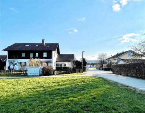 Zwei geplante Doppelhäuser an der Mühlenstraße im Ortsteil Götting (bebautes Grundstück am Bildrand links) lösten nicht nur unterschiedliche Sichtweisen, sondern auch Fragen nach den Praxiserfahrungen mit dem sogenannten „Bau-Turbo“ aus. Foto Torsten Neuwirth