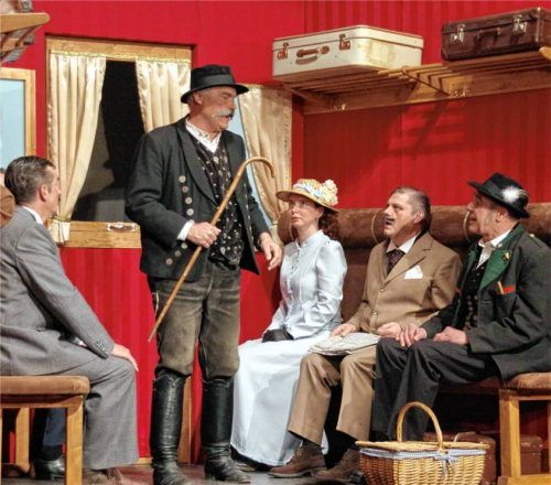 Zwei gscherte Großbauern treffen im Abteil auf preußische Mitpassagiere: (von links) Andreas Feichtner als Kaufmann Stüve, Wolfgang Schlemer als Sylvester Gsottmaier, Veronika Kunsler als Lotte von Kleewitz, Franz Feichtner als Ministerialrat von Scheibler und schließlich Andreas Wörndl als Josef Filser. Foto Hartl