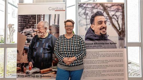 Zwei Menschen, zwei Zeiten und zwei Vertreibungsschicksale, die erfolgreich gemeistert wurden: Petra Gäbelein, die Leiterin des Fachdienstes Asyl und Migration der Caritas, steht vor Plakaten, die zu einer Ausstellung im Katholischen Bildungszentrum gehören. Auch damit will der Fachdienst sein zehnjähriges Bestehen feiern. Foto Thomae