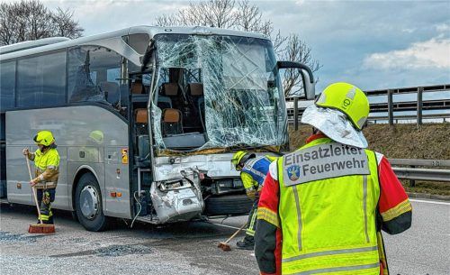 Zwei Reisebusse kollidierten auf der A8 am Irschenberg, woraufhin ein Großaufgebot an Rettungs- und Einsatzkräften alarmiert wurde. Foto Tim Müller / EinsatzReport24