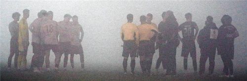 Zwei Teams und die Schiedsrichter, alle nur schwer zu erkennen. Das war die Situation in Hallbergmoos.Foto Wolfgang Fehrmann