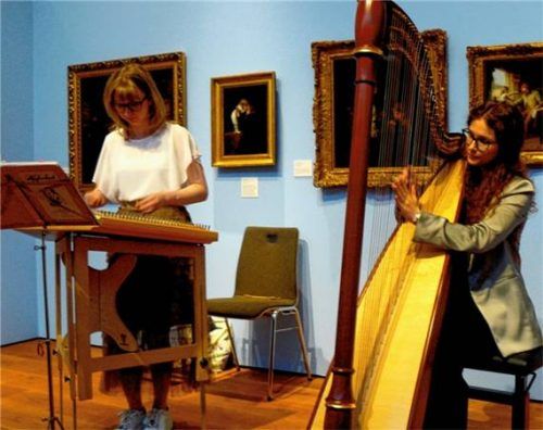 Zwei virtuose Schwestern: Emilia (links) und Chiara Neubauer. Foto Erika Fischer