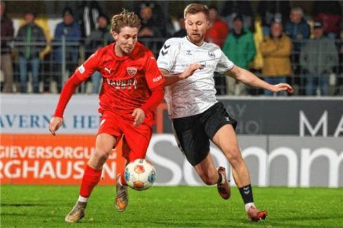 Zweikampf zwischen Buchbachs Andreas Hirtlreiter (links) und Alexander Gordok.Foto Christian Butzhammer